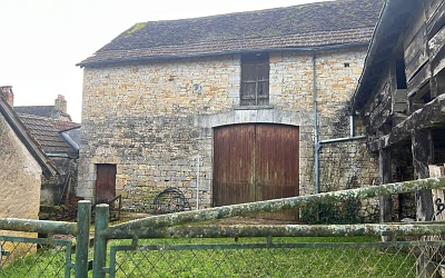 Stone barn to renovate near Ajat