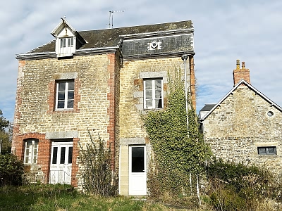 Stone house to renovate near Banvou