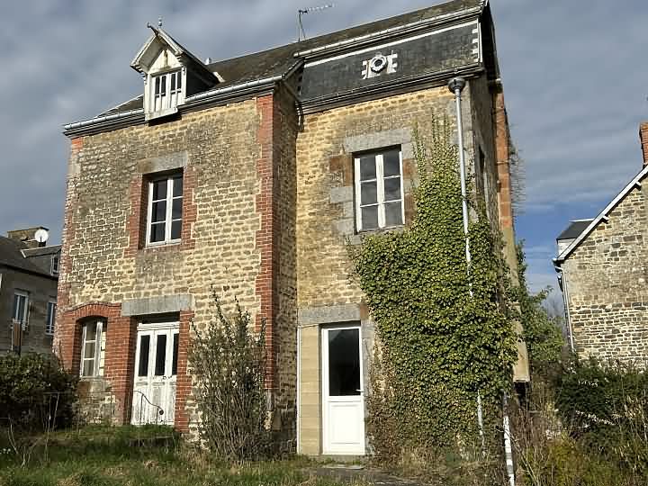 Stone house to renovate near Banvou