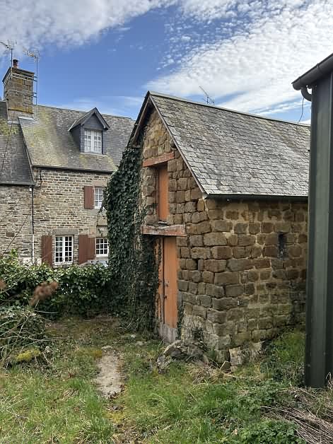 Stone house to renovate near Banvou