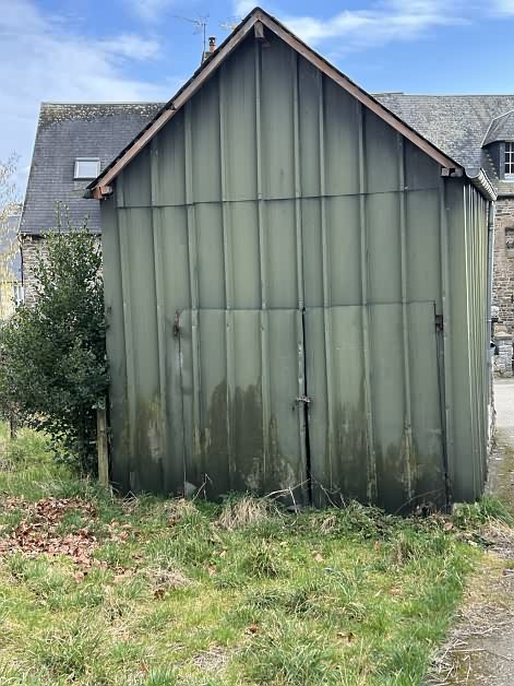 Stone house to renovate near Banvou
