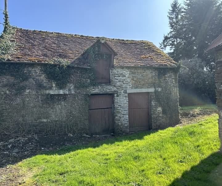 Stone house to renovate near Tréprel