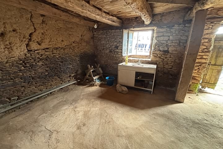 Stone house to renovate near Mohon