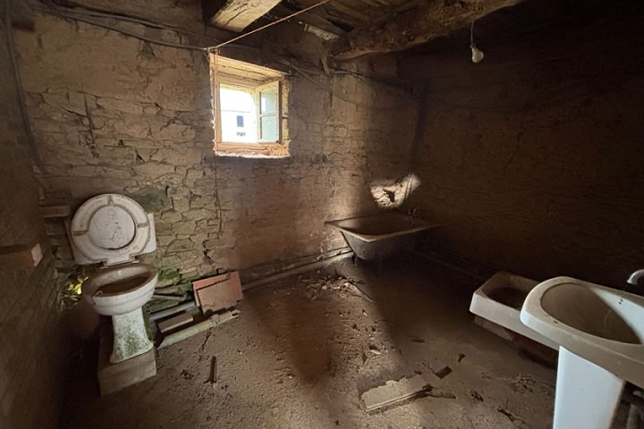 Stone house to renovate near Mohon