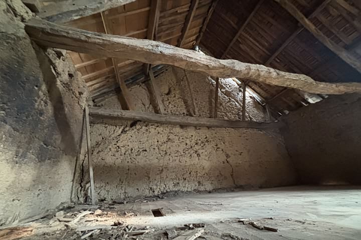 Stone house to renovate near Mohon