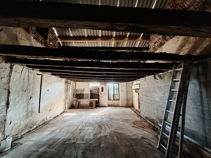 Stone house to renovate near Gentray
