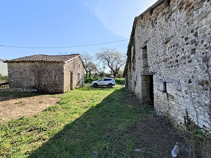 Stone house to renovate near Gentray