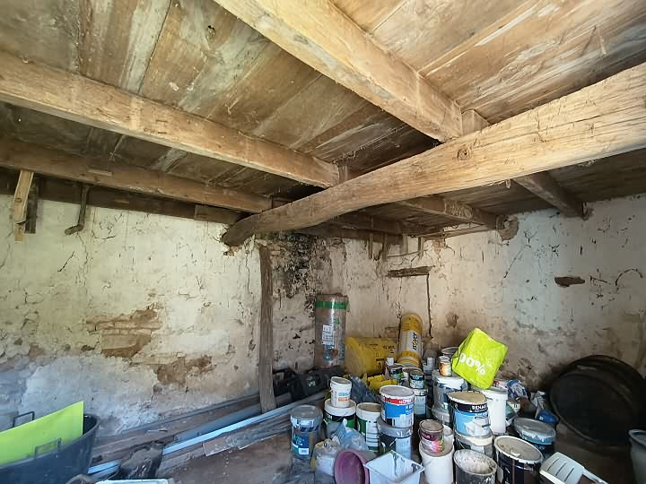 Stone house to renovate near Gentray