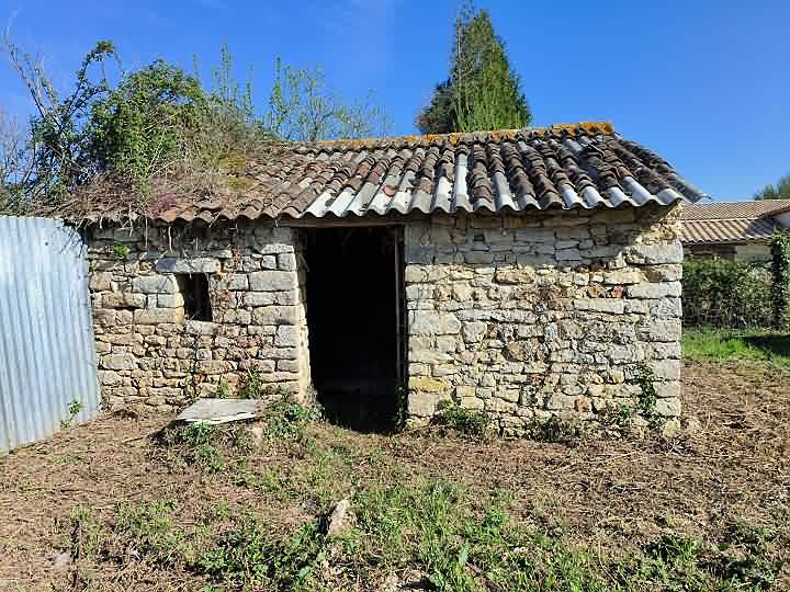 Stone house to renovate near Gentray