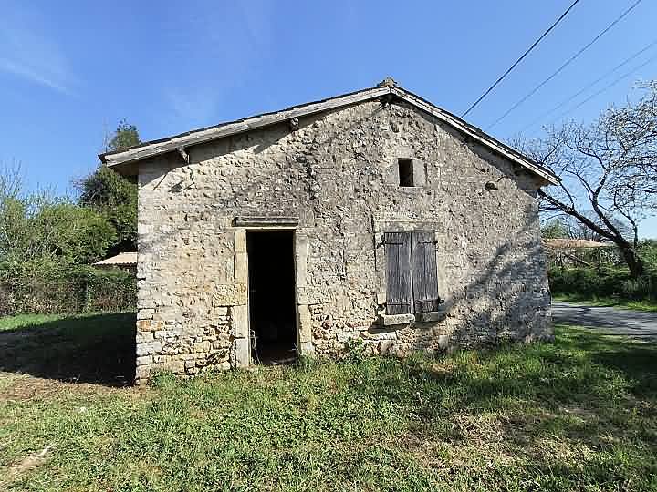 Stone house to renovate near Gentray