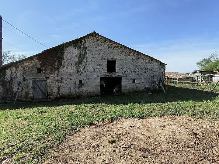Stone house to renovate near Gentray