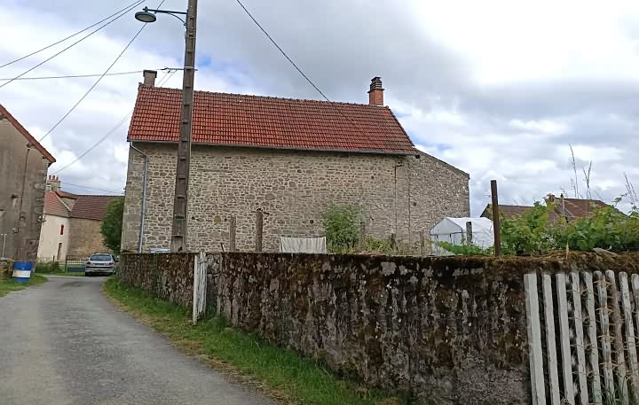 Stone house to renovate near Farges