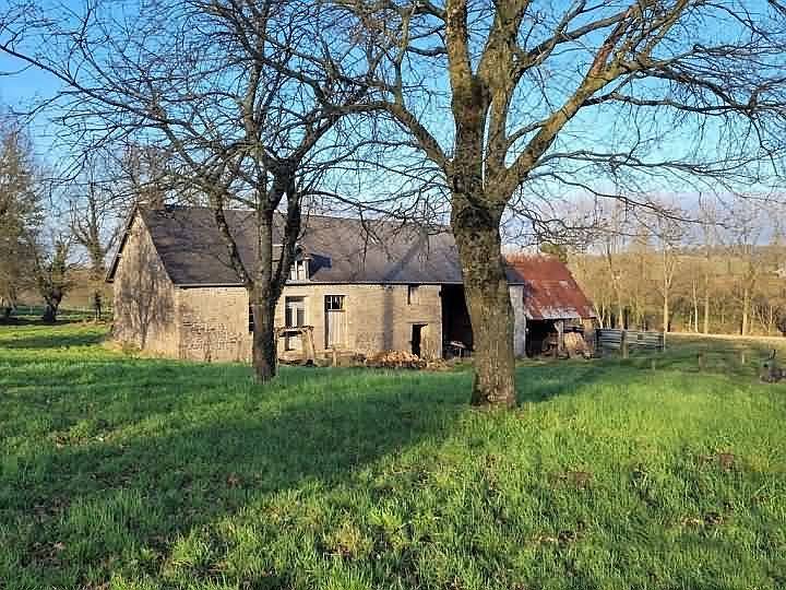 Stone house to renovate near Bion