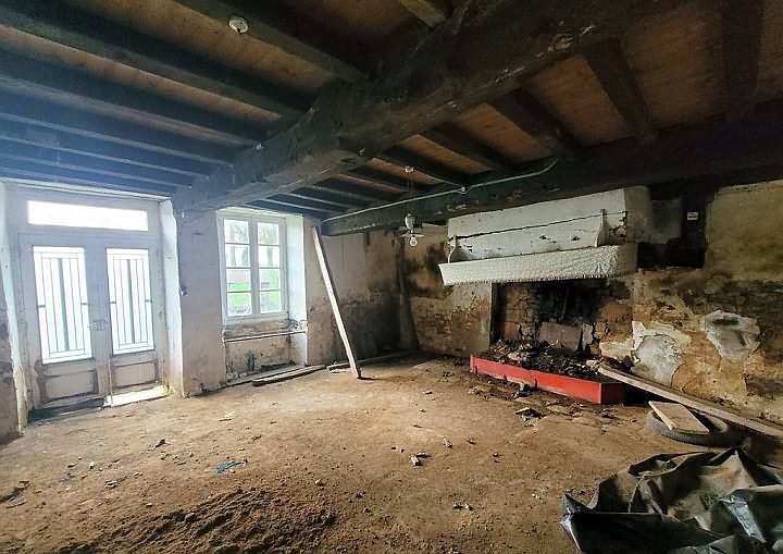 Stone house to renovate near Bion