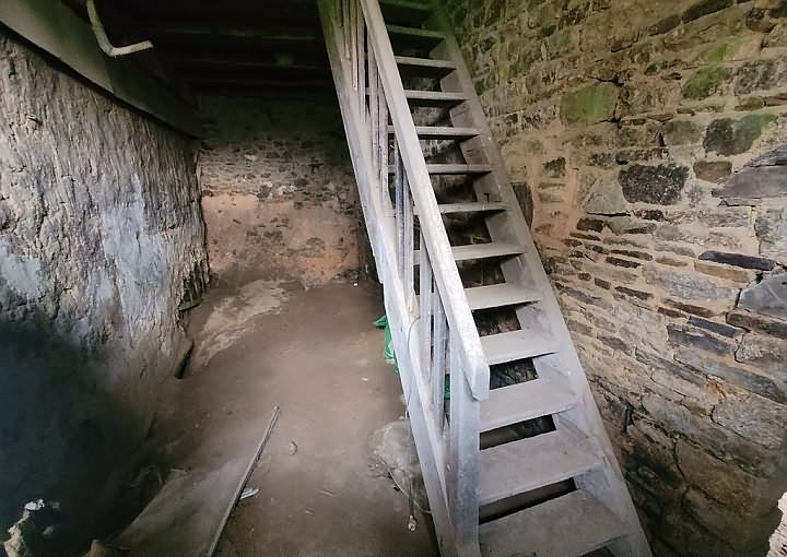 Stone house to renovate near Bion