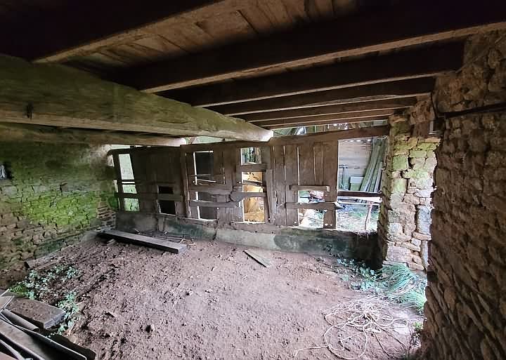 Stone house to renovate near Bion