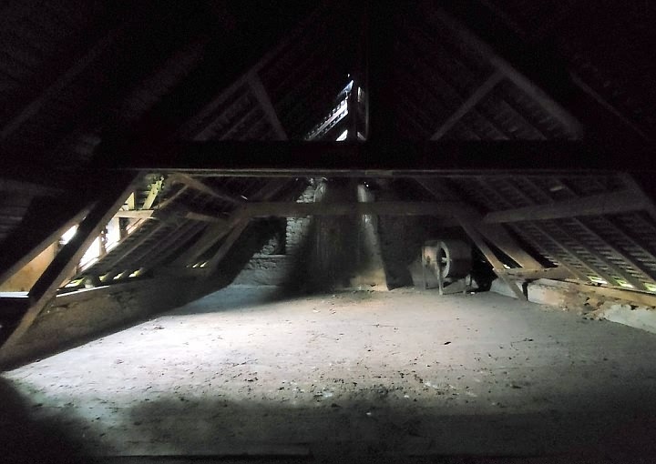 Stone house to renovate near Bion