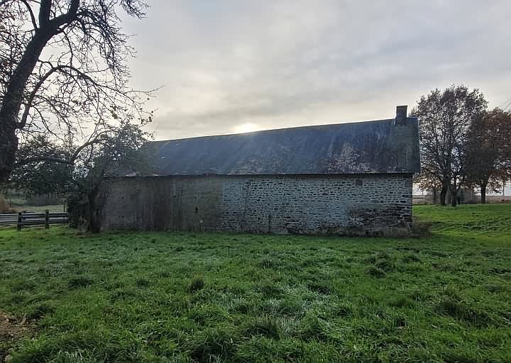 Stone house to renovate near Bion