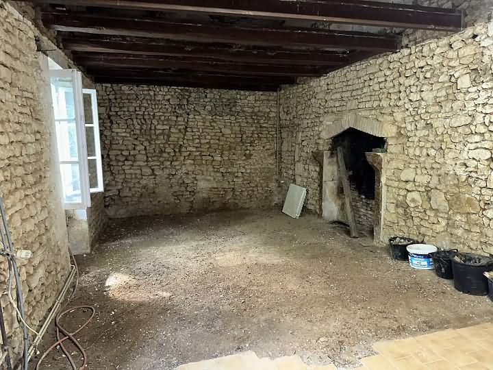 Stone house to renovate near Chez Vécant