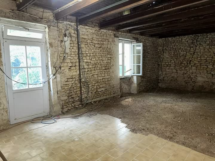 Stone house to renovate near Chez Vécant