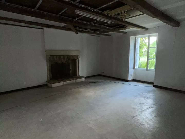Stone house to renovate near Chez Vécant