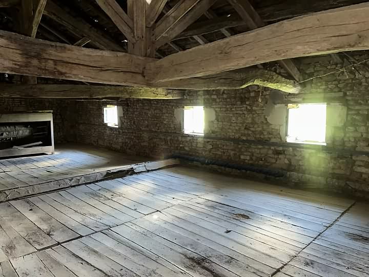 Stone house to renovate near Chez Vécant