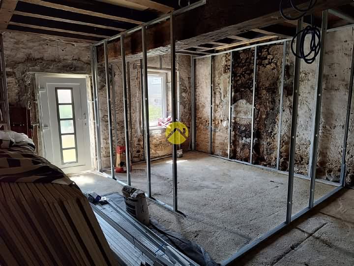 Natuurstenen huis met 2 slaapkamers te koop nabij Gest