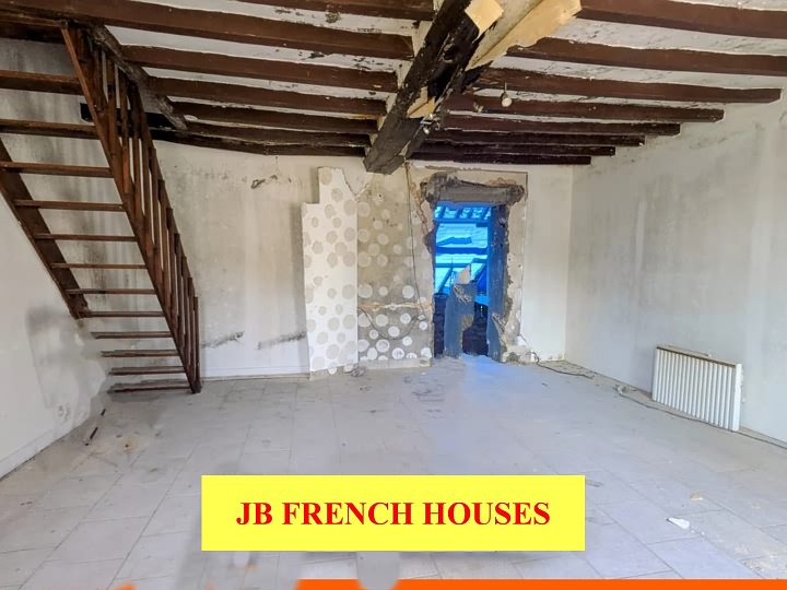 Stone house to renovate near Igé