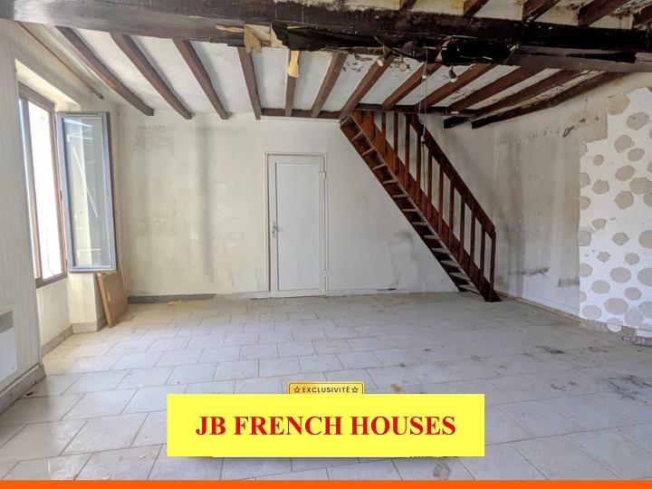 Stone house to renovate near Igé