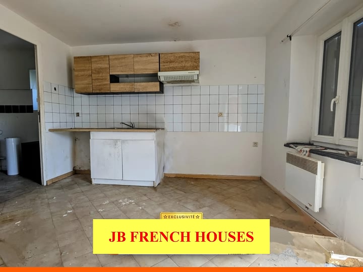 Stone house to renovate near Igé