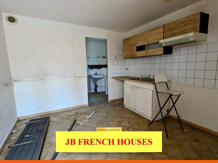Stone house to renovate near Igé