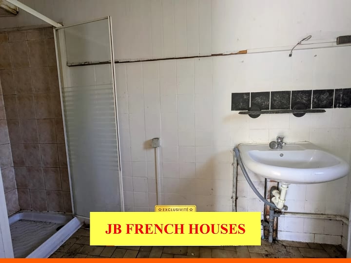 Stone house to renovate near Igé