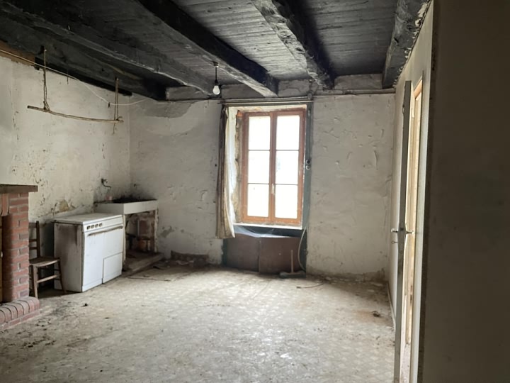 Stone house to renovate near Saint Vran