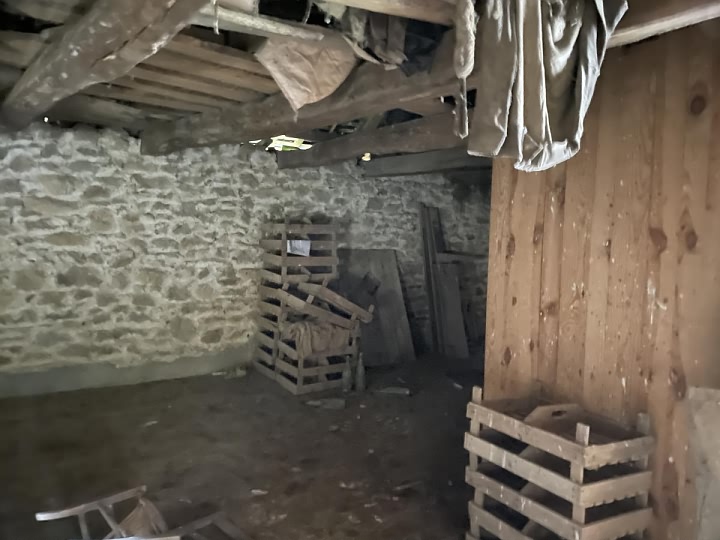 Stone house to renovate near Saint Vran