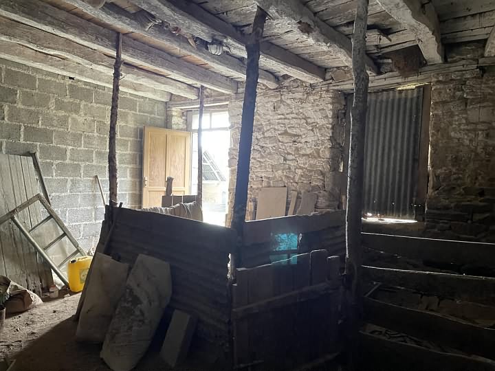 Stone house to renovate near Saint Vran
