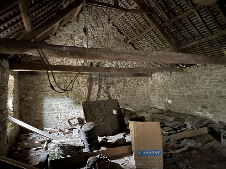 Stone house to renovate near Saint Vran