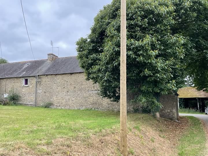 Stone house to renovate near Saint Vran