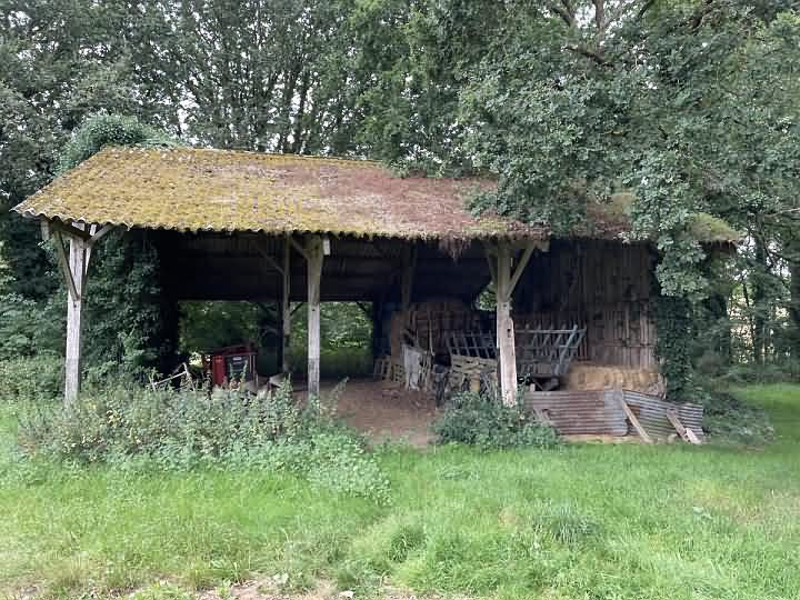 Stone house to renovate near Saint Vran