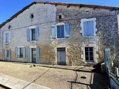 Stone house to renovate near Aizet