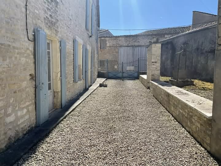 Stone house to renovate near Aizet