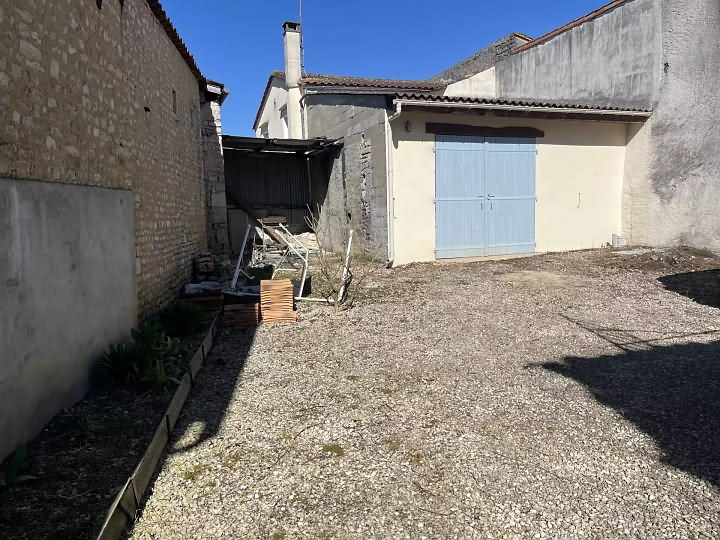 Stone house to renovate near Aizet