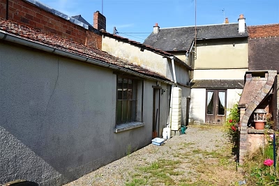 Stone house to renovate near Cisai Saint Aubin