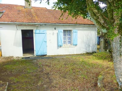 Stone house to renovate near Liglet