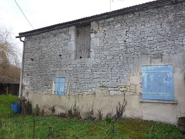 Stone house to renovate near Liglet