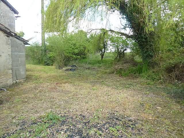 Stone house to renovate near Liglet