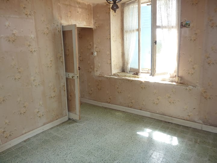 Stone house to renovate near Liglet