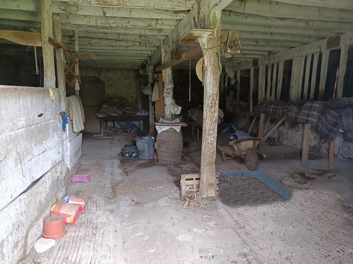 Stone barn to renovate near Farges
