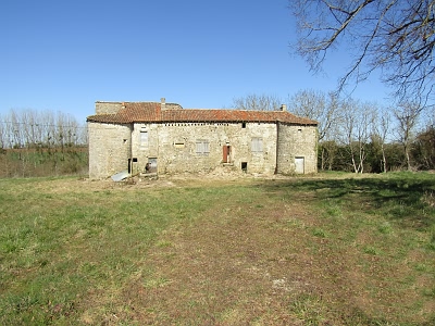 Stone house to renovate near Ardilleux
