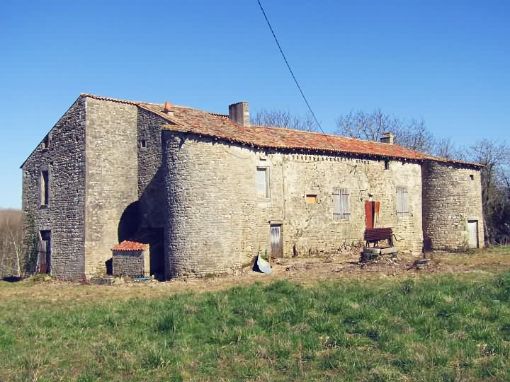 Stone house to renovate near Ardilleux