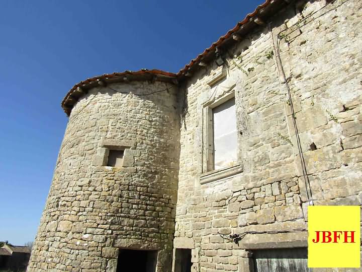 Stone house to renovate near Ardilleux